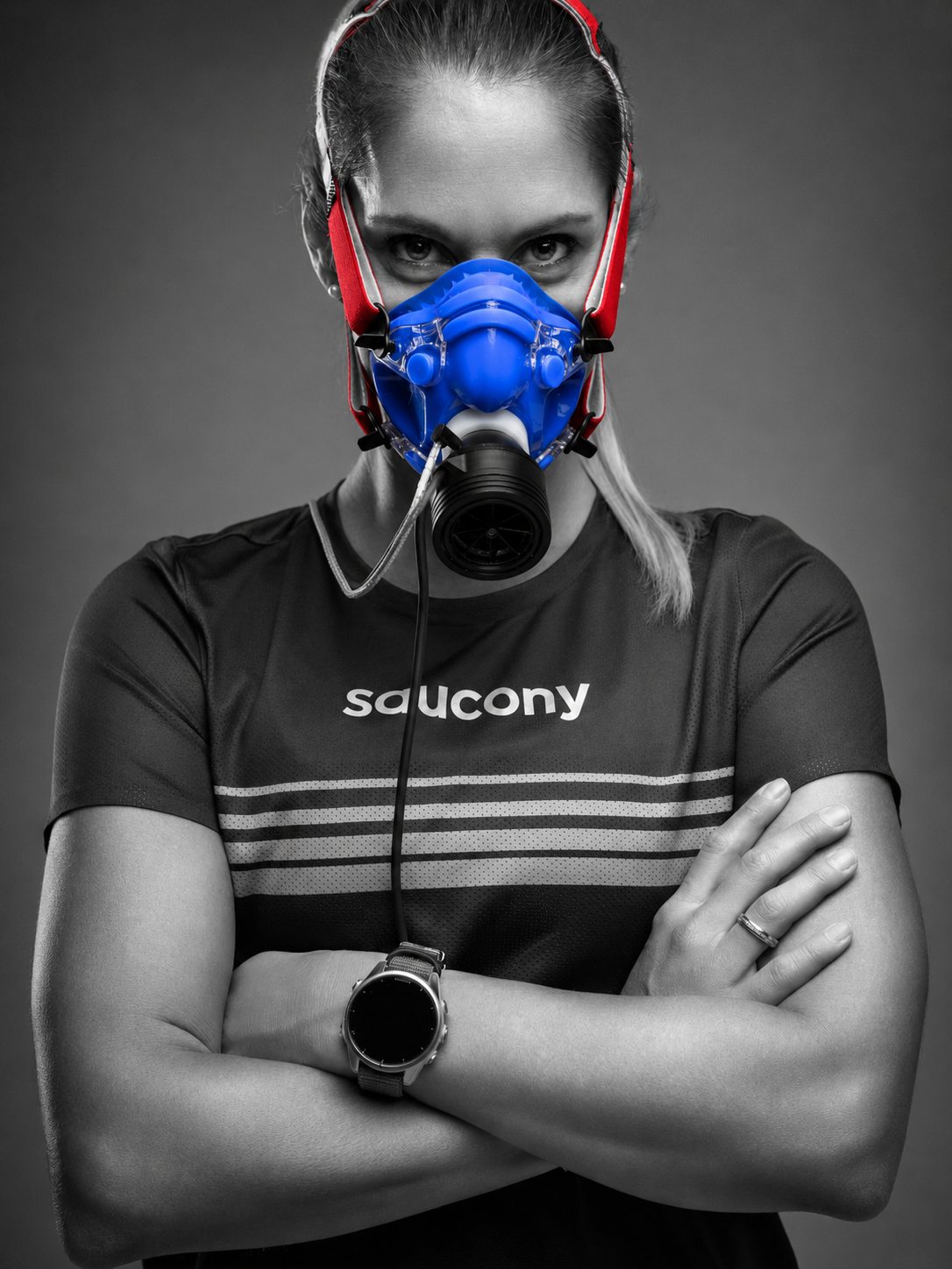 Sportoló kék spiroergometriás mérőmaszkban