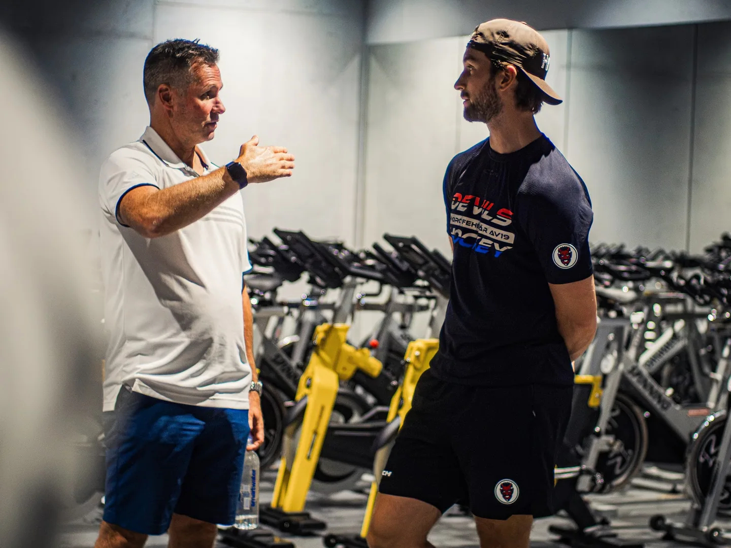 Szakember és sportoló személyes egyeztetése a laborban