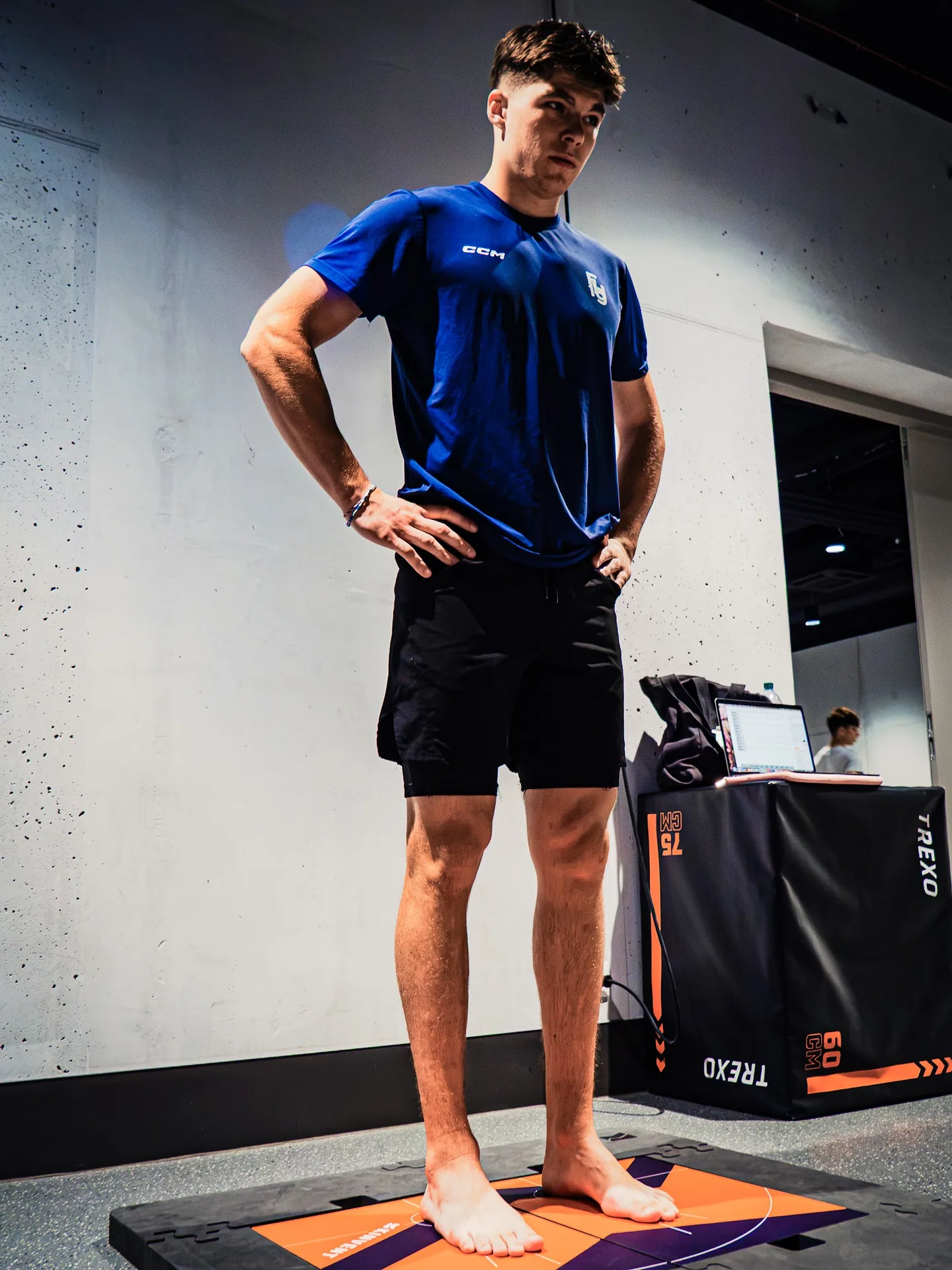 Sportoló kiinduló állásban egy erőmérő platformon