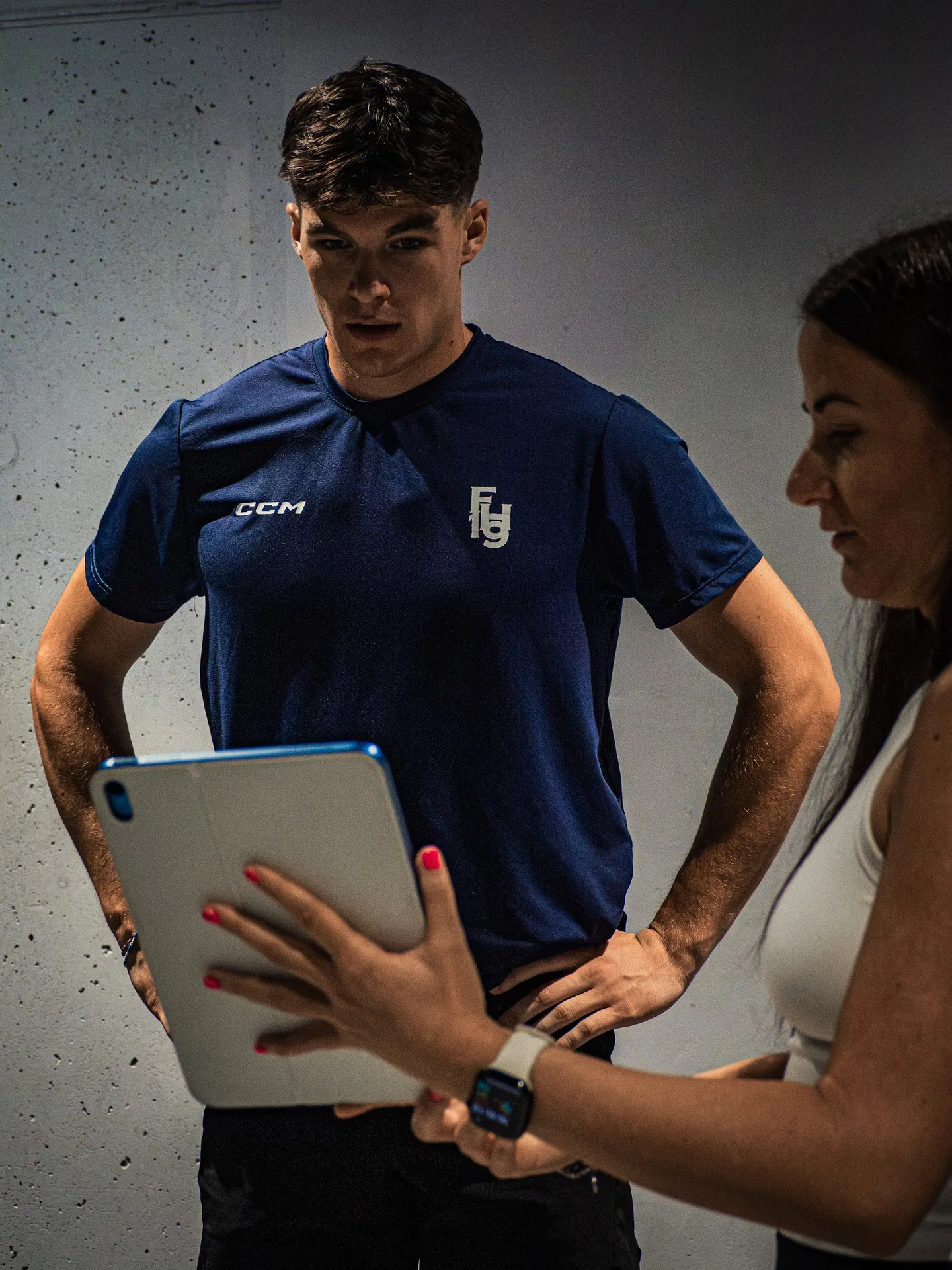 Sportoló és szakember egyeztetése táblagép mellett