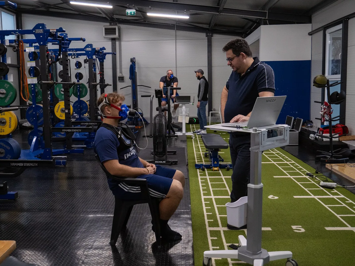 Sportoló és szakember egyeztetése a mérőeszköz mellett