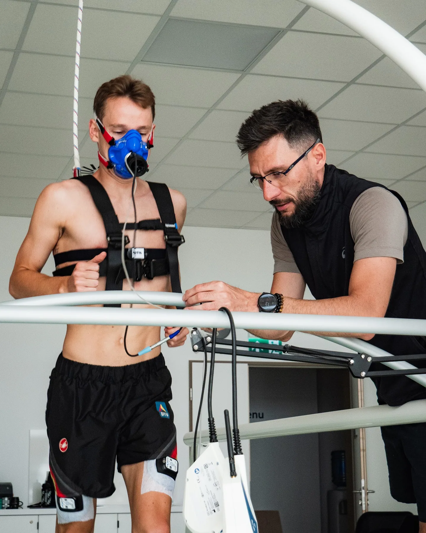 Sportoló és szakember közös adatáttekintése a futópad mellett