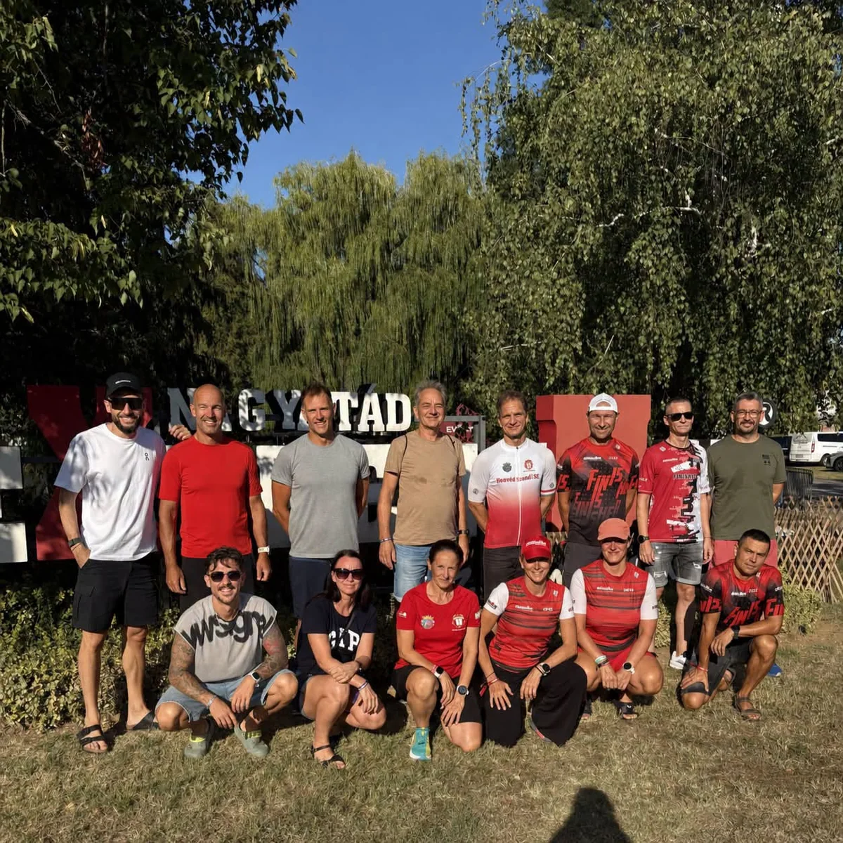 A Honvéd Szondi György Sportegyesület sportolóinak szabadtéri csoportképe