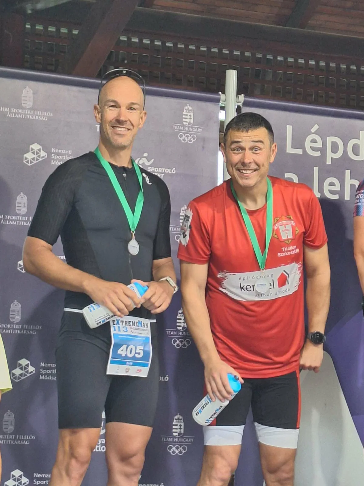 Két felnőtt sportoló közös fotón, éremmel a nyakukban